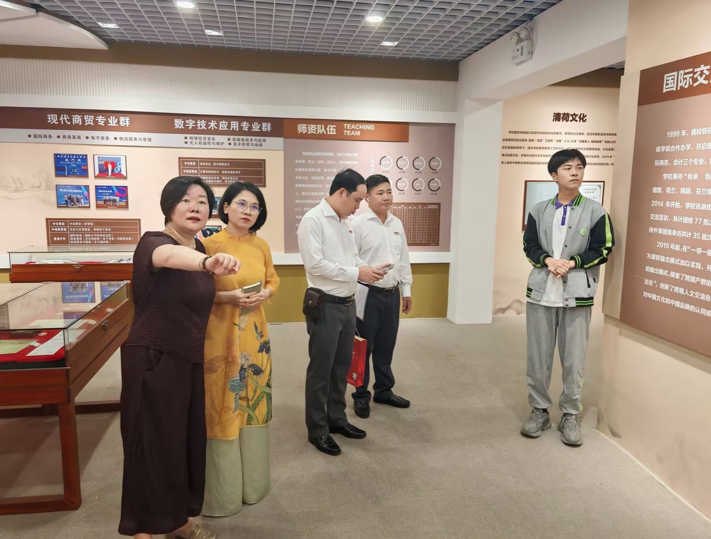 网络信息中心等相关部门负责人参与接待